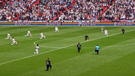 Die deutsche Fußball-Nationalmannschaft wird im Klassiker gegen England am Dienstag mit den Three Lions ein Zeichen gegen Rassismus setzen. 