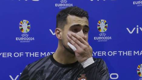 Der portugiesische Torwart Diogo Costa hat mit drei gehaltenen Elfmetern Geschichte bei der UEFA EURO 2024 geschrieben und kann im Interview nicht mehr seine Emotionen zurückhalten. 