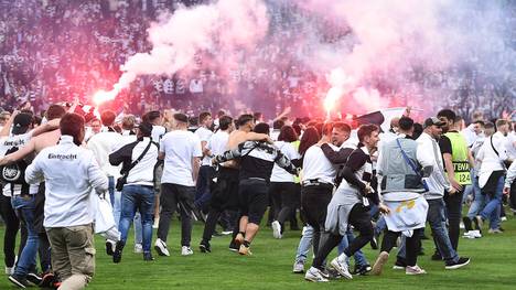 Gut einen Monat nach dem Platzsturm der Eintracht Fans aufgrund des Finaleinzugs in der Europa League hat die Disziplinarkammer der UEFA den Fall aufgearbeitet.
