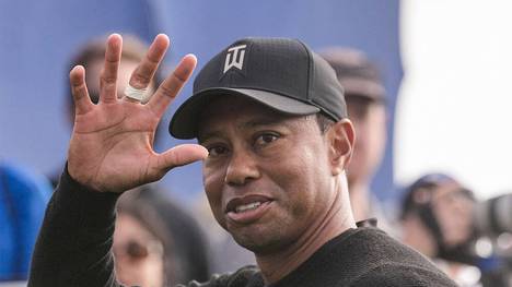 Tiger Woods musste nach einem schweren Autounfall in eine Klinik eingeliefert werden. Der 45-Jährige wurde mithilfe eines hydraulischen Rettungssatzes aus seinem Auto befreit. 