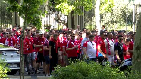 Die Vorfreude ist auf dem Maximum! Die Bayern-Fans marschieren zu mehreren Tausend zum Stadion, um ihre Mannschaft im Halbfinale gegen Real Madrid zu unterstützen. 