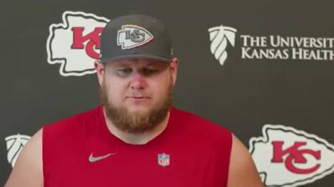 Creed Humphrey unterschreibt bei den Kansas City Chiefs einen Rekord-Vertrag für einen NFL-Center. Auf einer Pressekonferenz erklärt er, welche Rolle Superstar Patrick Mahomes dabei spielte.