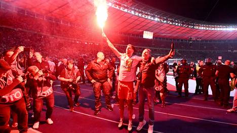 Nach dem Gewinn des DFB-Pokals feierte Dominik Szoboszlai ausgelassen mit seinen Teamkameraden. Dabei zündete er ein bengalisches Feuer, dies könnte nun ein Nachspiel haben. 
