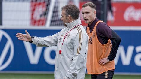 Hansi Flick will die Taktik beim DFB verändern und mehr Dreierkette wagen. Bei den Stars von RB Leipzig trifft der Bundestrainer damit auf offene Ohren. 