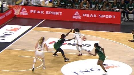 In der Olympia-Vorbereitung kann das DBB-Frauenteam ohne ihre zwei WNBA-Spielerinnen gegen Nigeria gewinnen, vor allem Alexis Peterson überragt mit feinen Assists. 