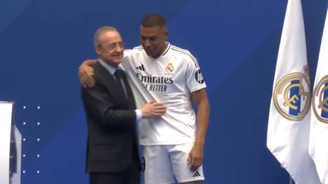 Kylian Mbappé wird offiziell bei Real Madrid vorgestellt. Präsident Florentino Pérez richtet warme Worte an den Neuzugang und erinnert sich, wie Zinédine Zidane den jungen Mbappé ins Bernabéu einlud.