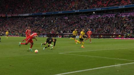 Im Topspiel gegen den BVB erzielt der französische Bayernstürmer Kingsley Coman das 4:0 gegen Borussia Dortmund, sorgt davor aber mit einem kuriosen Ausrutscher für Aufsehen.