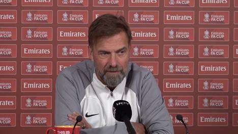 Auch aufgrund einer Verletztenmisere läuft es in dieser Saison nicht rund beim FC Liverpool. Trainer Jürgen Klopp zeigt sich ob der ständigen Transfer-Nachfragen der Journalisten angriffslustig.