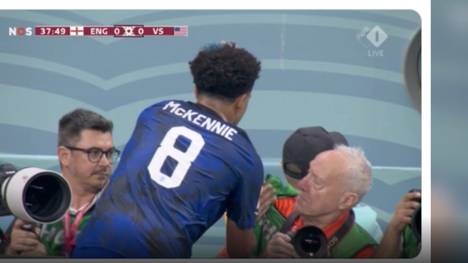 Bei dem Unentschieden zwischen England und den USA kam es zu einer kuriosen Szene zwischen dem Ex-Schalker Weston McKennie und einem Fotografen.