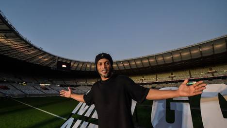 Ronaldinho muss den nächsten Rückschlag im Jahr 2020 verdauen. Nach seiner Haftstrafe hat sich der frühere Superstar vom FC Barcelona nun mit dem Coronavirus infiziert.