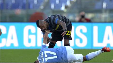 Im Topspiel gegen Inter brennen Lazio-Goalgetter Ciro Immobile in einem Zweikampf mit Arturo Vidal die Sicherungen durch. Nach einer Tätlichkeit sieht er glatt Rot.