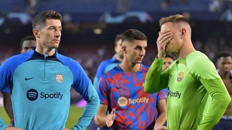 Zum zweiten Mal nacheinander überwintert der FC Barcelona nur in der Europa League. Für Trainer und Spieler ist es schwer, die Enttäuschung zu verbergen.