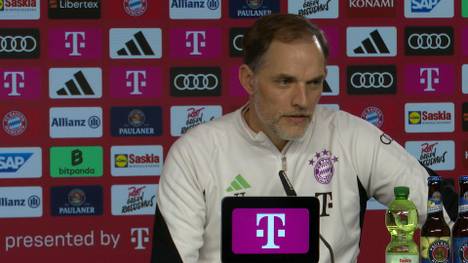 Bei der PK vor dem Bayern-Spiel gegen den VfL Wolfsburg wird Thomas Tuchel wiederholt mit einer Frage konfrontiert, bei der er sich nicht in die Karten blicken lässt.