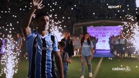 Luis Suárez wechselt zum brasilianischen Aufsteiger Gremio Porto Alegre. Bei seiner Vorstellung lässt sich der Verein nicht lumpen und überzeugt mehr als 30.000 Fans mit seiner Lichtershow. 