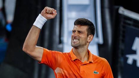 Bei den Australian Open dürfen die Spieler auch trotz einer Coronainfektion an den Start gehen - ein Jahr, nachdem Novak Djokovic wegen seines Impfstatus des Landes verwiesen wurde.