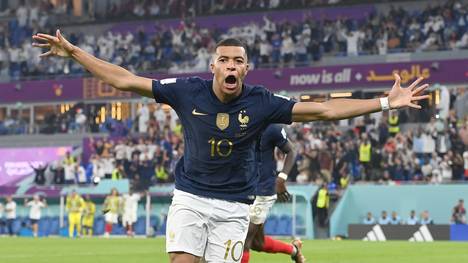 Kylian Mbappé hat Frankreich mit seinem Doppelpack ins Achtelfinale geschossen. Die Franzosen setzten sich mit 2:1 gegen Dänemark durch.