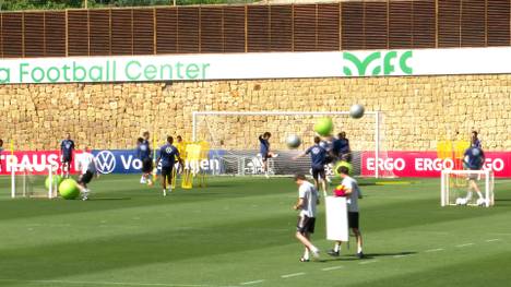 Super Stimmung im Trainingslager der Nationalmannschaft in Marbella. Die Spieler schießen sich gegenseitig mit riesigen Bällen ab.