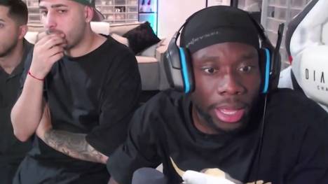Alphonso Davies verfolgt das Bayern-Aus gegen Inter Mailand live auf seinem Twitch-Kanal. Dort fiebert er von zu Hause mit seinen Teamkollegen mit.