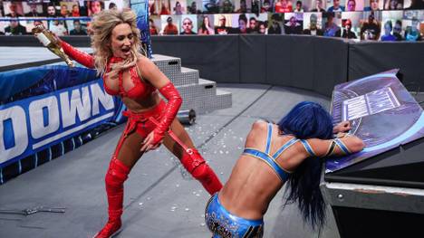 Bei der TV-Show Friday Night SmackDown bestreiten Damenchampion Sasha Banks und Carmella ein unangekündigtes Titelmatch. Danach kommt eine Flasche Champagner ins Spiel.