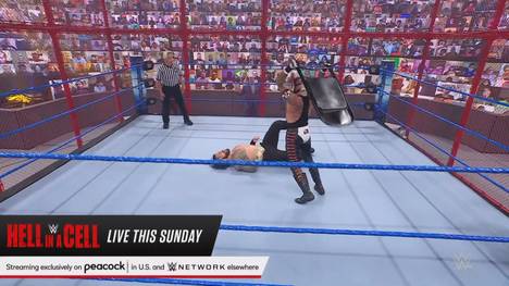 Zum ersten Mal in der Geschichte von WWE gibt es ein Hell-in-a-Cell-Match bei SmackDown. Roman Reigns und Rey Mysterio gehen in dem Riesenkäfig brutal zur Sache.