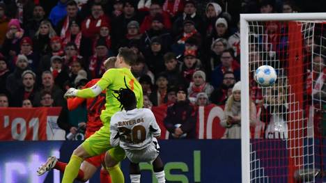 Im DFB-Pokal-Achtelfinale kam es für Manuel Neuer knüppeldick. Platzverweis, im Wettbewerb rausgeflogen und wie sich jetzt raustellte ein Rippenbruch. Das öffnet die Tür für einen potenziellen Nachfolger.