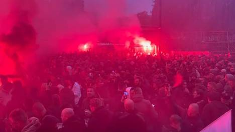 Hier feiern die Ajax Amsterdam Fans auf dem Hansaplatz in Dortmund. Um 21 Uhr startet die Partie und der BVB trifft auf Ajax Amsterdam in der Champions League. 