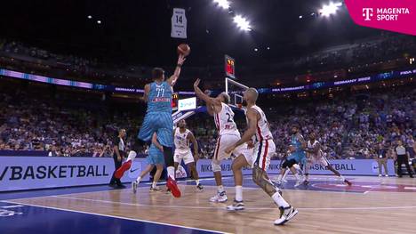 Luka Doncic liefert bei der Basketball-EM für Slowenien gegen Frankreich eine historische Gala ab, insbesondere ein irrer Dreier sorgt für Staunen. Selbst eine Platzwunde kann ihn nicht stoppen.