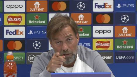Da sitzt man bei der Pressekonferenz und hört wegen des ganzen Blitzlichtgewitters die Fragen nicht. So erging es jedenfalls Liverpool-Trainer Jürgen Klopp vor dem CL-Spiel gegen Ajax Amsterdam.