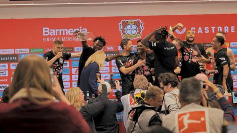 Nach der gewonnenen Meisterschaft crashen die Spieler von Bayer Leverkusen die PK - und verpassen ihrem Trainer Xabi Alonso eine satte Bierdusche.