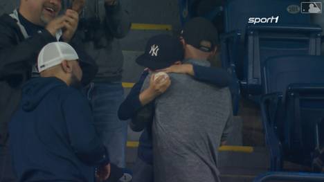 Homerun Ball von Yankees Superstar Aaron Judge landet bei Gegnerischem Fan. dieser schenkt ihn jedoch weiter an jungen Judge-Fan