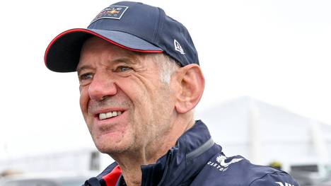 Aston Martin sorgt für Aufsehen in der Formel 1. Medienberichten zufolge wechselt Chefdesigner Adrian Newey von Red Bull zum britischen Team.