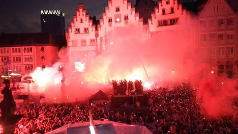 Es war die größte Party des Jahres: Eintracht Frankfurt kehrt als Europa-League-Sieger zurück und feiert auf dem Römerberg. Fans und Spieler zünden Pyro.