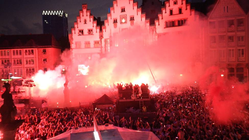 Es war die größte Party des Jahres: Eintracht Frankfurt kehrt als Europa-League-Sieger zurück und feiert auf dem Römerberg. Fans und Spieler zünden Pyro.