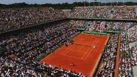 Die French Open der Tennisprofis sind wegen des landesweiten Lockdowns in Frankreich um eine Woche verschoben worden.