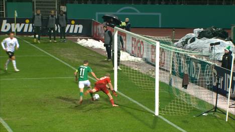 Nach Daniel Heuer Fernandes unterläuft jetzt St. Paulis Ersatzkeeper im DFB-Pokal ein bitteres Missgeschick mit Folgen. Seine Vorderleute sorgen am Ende aber trotzdem für einen souveränen Sieg.