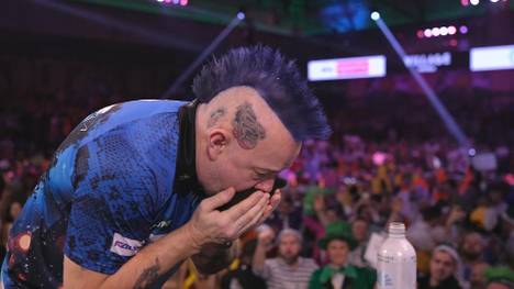 Peter Wright gewinnt trotz Krankheit verdient gegen Jermaine Wattimena mit 4:2 und zieht in die nächste Runde ein. Immer wieder kämpft der Ex-Weltmeister mit Hustenanfällen, zieht das Spiel aber durch.