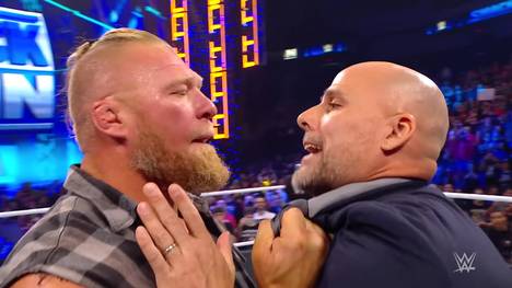 Bei WWE Friday Night SmackDown suspendiert Adam Pearce Brock Lesnar wegen einer Attacke auf Unbeteiligte. Die Antwort des "Beast Incarnate" lässt nicht auf sich warten ...