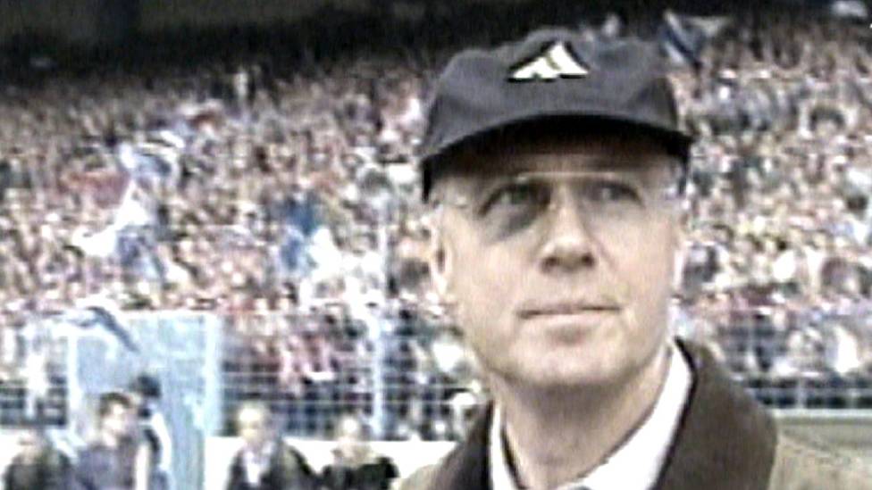 Präsident Frank Beckenbauer übernimmt den FC Bayern 1996 noch einmal als Interimstrainer, verliert jedoch sein letztes Spiel als Trainer. 
