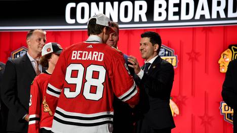 Die Chicago Blackhawks haben sich im NHL Draft 2023 die Dienste des Eishockey-Ausnahmetalents Connor Bedard gesichert.