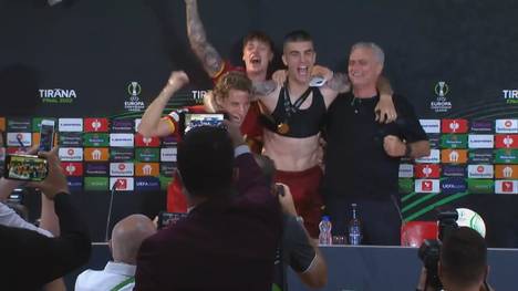 Nachdem die AS Rom sich mit einem 1:0-Sieg gegen Feyenoord als erstes Team den Sieg in der Conference League gesichert hat, überraschten die Spieler Jose Mourinho auf der anschließenden Pressekonferenz.