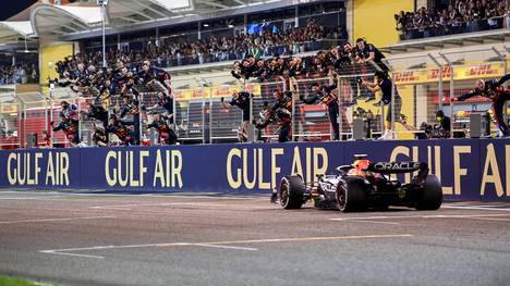 Es ist eine lieb gewordene Tradition in der Formel 1: Die Mechaniker und Ingenieure der drei besten Fahrer jubeln bei der Überquerung der Ziellinie an der Boxenmauer. 