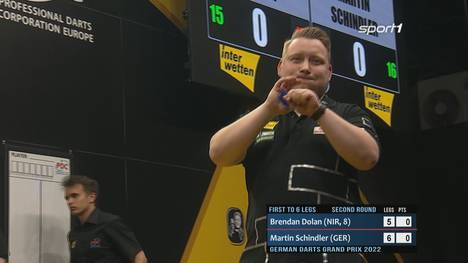 Martin Schindler steht beim German Darts Grand Prix in der nächsten Runde. Gegen Brendan Dolan behält er im entscheidenden Leg die Nerven. 