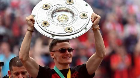 Wer hätte das gedacht? Der Serienmeister aus Bayern wird abgelöst, der neue Champion kommt aus Leverkusen. Dabei zaubern sich Alonso und Co. ungeschlagen zur Meisterschaft und fertigen den Rivalen aus München ab.