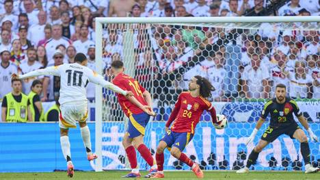 Spanien verzückt während der EM mit tollen Fußball. Am Ende stürmt man bis zum Titelgewinn und sogt im Spiel gegen Deutschland für große Aufregung. Eine Aktion, die die DFB-Fans so schnell nicht vergessen werden.