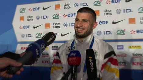 Deniz Undav feierte gegen Frankreich sein Debüt für die Nationalmannschaft. Nach dem Spiel verriet er, dass seine Frau sein erstes DFB-Trikot bekommt. 