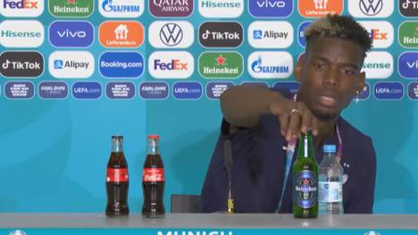 Schon wieder eine Szene, über die sich ein Sponsor nicht gerade freuen dürfte: Paul Pogba stellt auf der PK nach Frankreichs Auftaktsieg die zu Werbezwecken platzierte Bierflasche einfach mal runter.