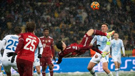 Robert Lewandowski erzielt mit einem traumhaften Fallrückzieher die 1:0-Führung der Bayern- Der Fantalk huldigt das Traumtor entsprechend.