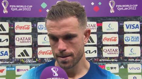 Englands Jordan Henderson reagiert im Interview auf den verschossenen Elfmeter von Kapitän Harry Kane.