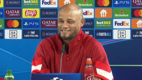 Bei der Pressekonferenz des FC Bayern vor dem Champions-League-Spiel gegen Benfica sorgt Kompany für einen Lacher, als er einen Reporter korrigiert.