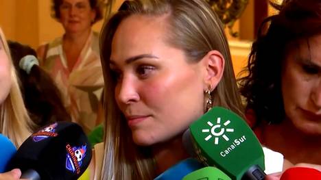 Es ist zehn Tage her seitdem die spanische Frauen-Fußballnationalmannschaft den WM Titel gewonnen hat. Das heißt: Es ist auch zehn Tage her, seitdem Verbandspräsident Luis Rubiales die Spielerin Jennifer Hermoso bei der Siegerehrung auf den Mund küsste. Jetzt äußern sich die Spielerinnen vor der Kamera. 